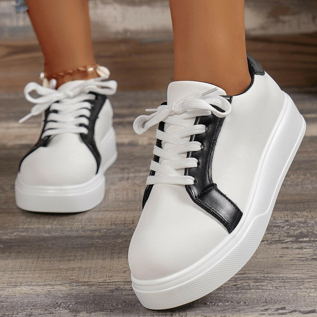 New Lace-up Flats Women Walking Sports Skateboard Shoes Retro Fashion Casual Sneakers.
