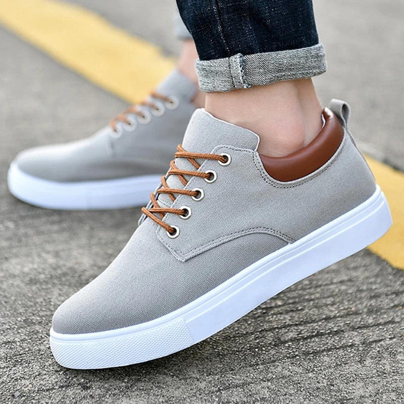 Breathable mens casual canvas sport shoes.