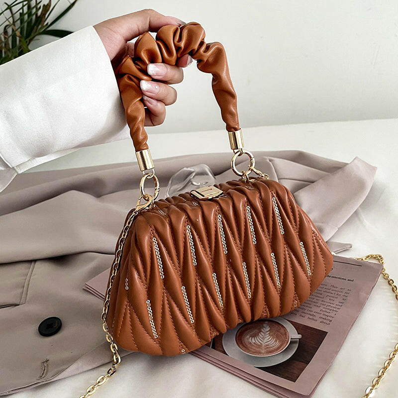 Fashion Chain Pleated Portable Messenger Bag.
