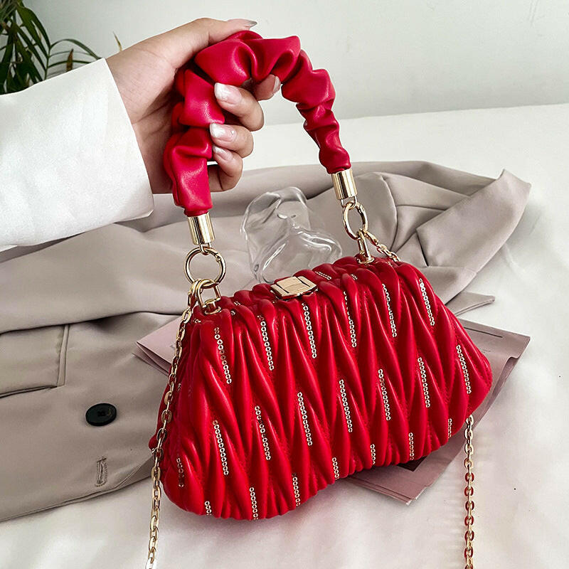 Fashion Chain Pleated Portable Messenger Bag.