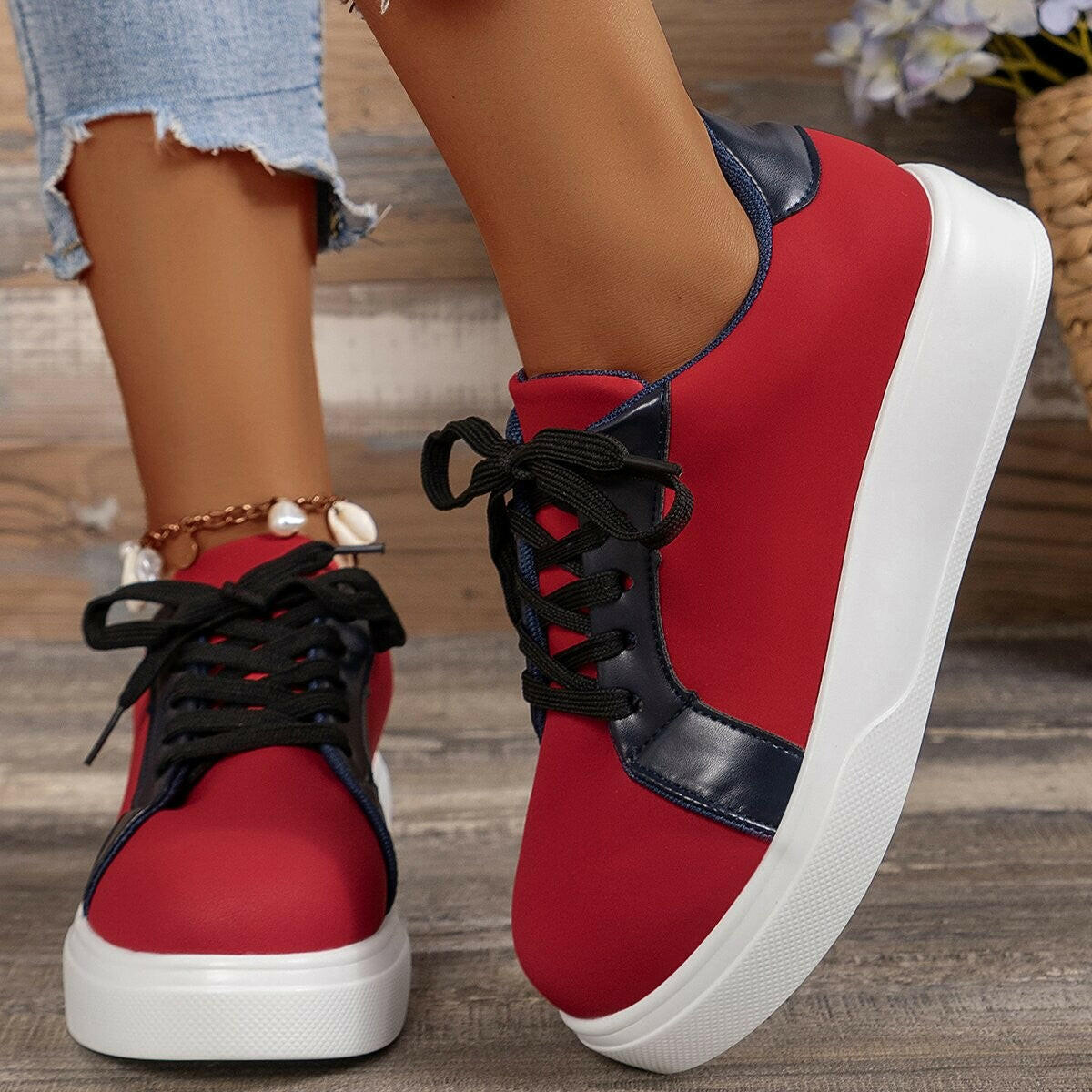 New Lace-up Flats Women Walking Sports Skateboard Shoes Retro Fashion Casual Sneakers.