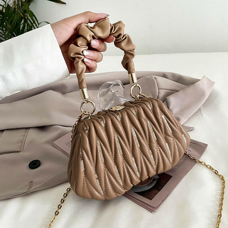 Fashion Chain Pleated Portable Messenger Bag.
