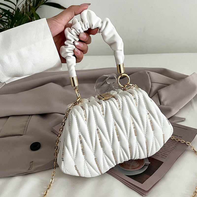Fashion Chain Pleated Portable Messenger Bag.