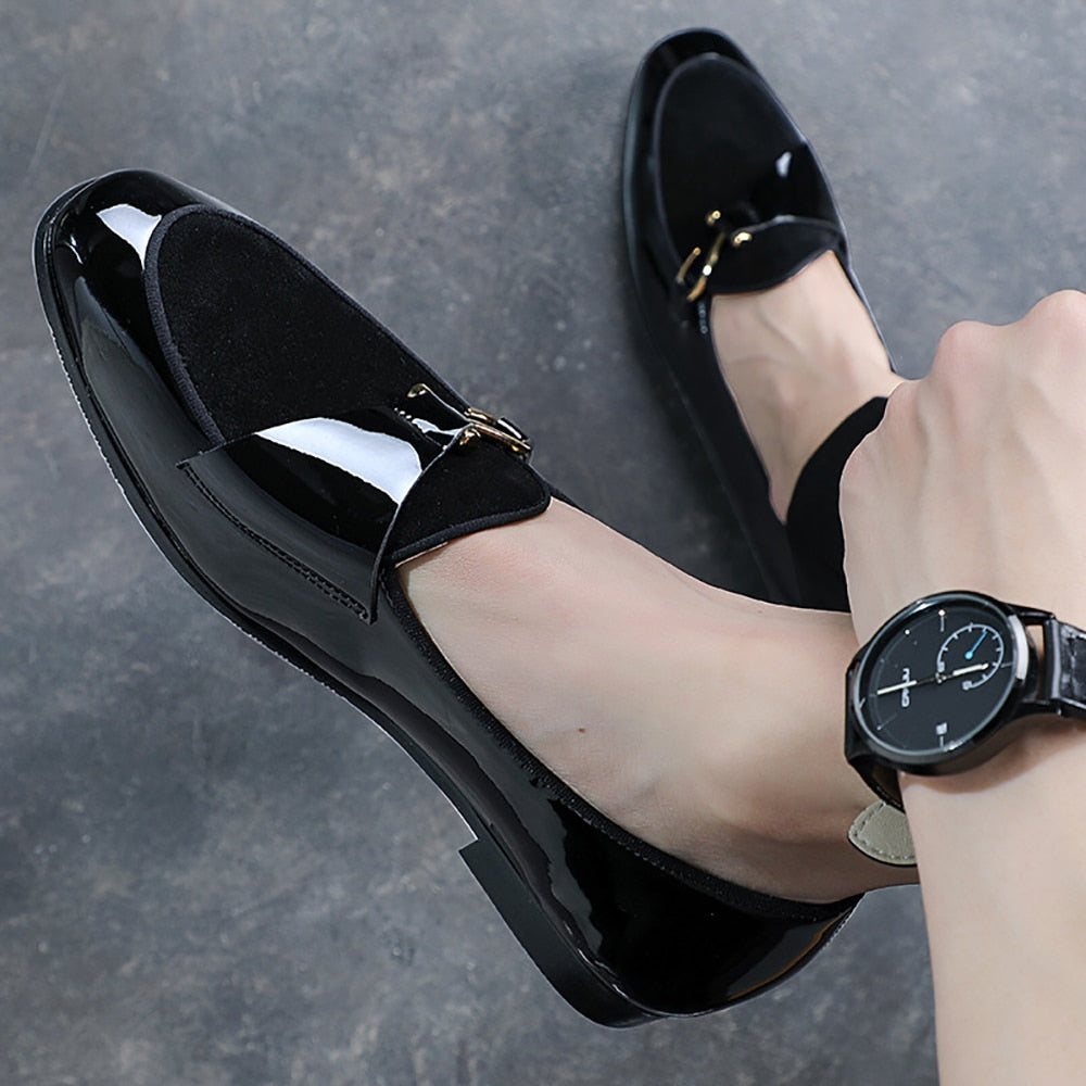 New Fashion Trend Daily Shoes For Men Patent Leather Stitching Suede Metal Hook Decoration Male Comfortable Casual Loafers